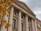 Фасад исторического здания с колоннами в Москве осенью