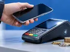 Смартфон над платёжным терминалом и монеты по 10 рублей