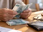Пожилые руки пересчитывают купюры по 1000 рублей