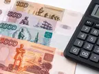 Веер купюр от 100 до 5000 рублей и калькулятор
