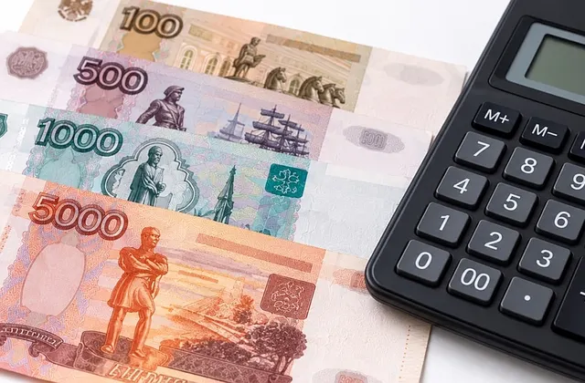 Веер купюр от 100 до 5000 рублей и калькулятор