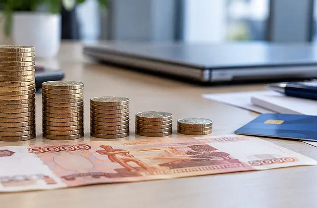 Стопки монет убывающей высоты и купюра 5000 рублей