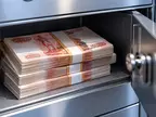 Пачки купюр по 5000 рублей в банковской ячейке